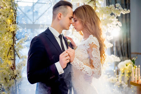 Matrimonio in un interno di lusso — Foto Stock