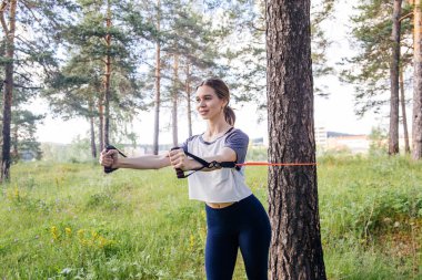 Bir parkta egzersizleri yapıyor kadın
