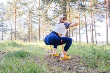 Bir parkta egzersizleri yapıyor kadın