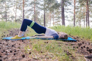 Bir parkta egzersizleri yapıyor kadın