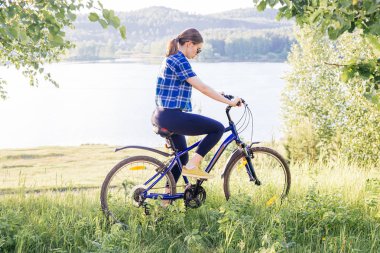 Bisiklet süren genç bir kadın