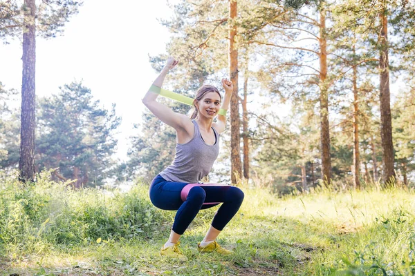 Donna che fa esercizi in un parco — Foto Stock