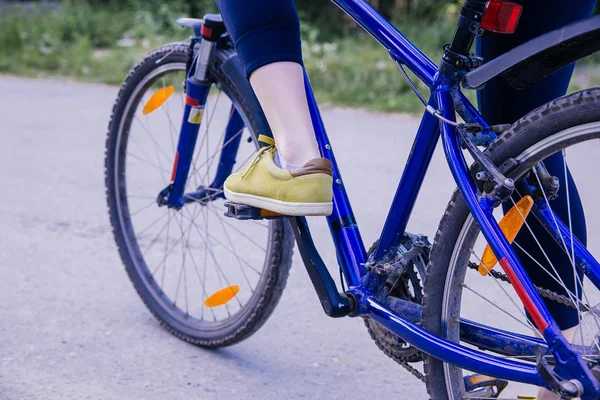 Jonge vrouw rijden een fiets — Stockfoto