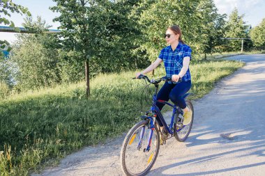 Bisiklet süren genç bir kadın