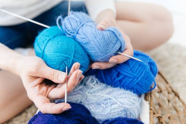 evde sıcak bir kadın örgü çorap