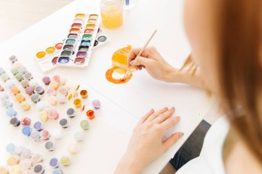 Bir resim çizim oldukça gülümseyen genç kadın