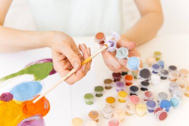 Bir resim çizim oldukça gülümseyen genç kadın