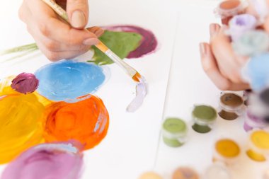 Bir resim çizim oldukça gülümseyen genç kadın