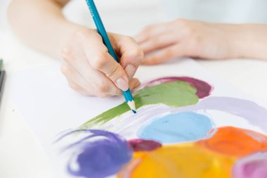 Bir resim çizim oldukça gülümseyen genç kadın