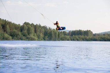 Genç adam bir gölde wakeboard sürme