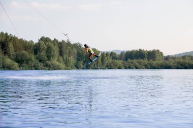 Genç adam bir gölde wakeboard sürme