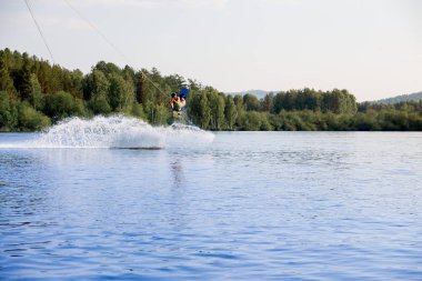Genç adam bir gölde wakeboard sürme