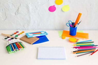 Suluboya boya ve boya fırçaları bir tablo kümesi