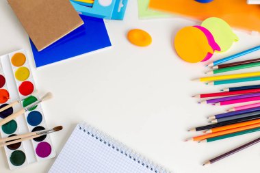 Suluboya boya ve boya fırçaları bir tablo kümesi