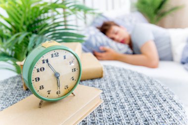 Beyaz odada uyuyan yakışıklı genç