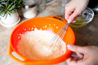 Kadın bir masada lezzetli tavuk pot pasta yapma