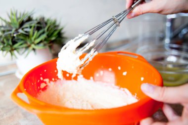 Kadın bir masada lezzetli tavuk pot pasta yapma