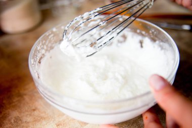 Kadın bir masada lezzetli tavuk pot pasta yapma