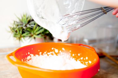 Kadın bir masada lezzetli tavuk pot pasta yapma