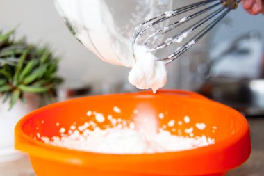 Kadın bir masada lezzetli tavuk pot pasta yapma