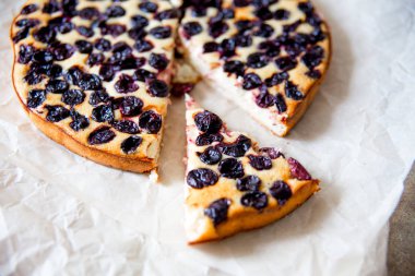 Kadın bir masada lezzetli tavuk pot pasta yapma