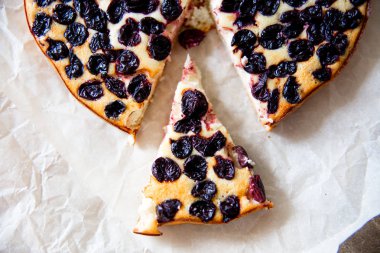 Kadın bir masada lezzetli tavuk pot pasta yapma