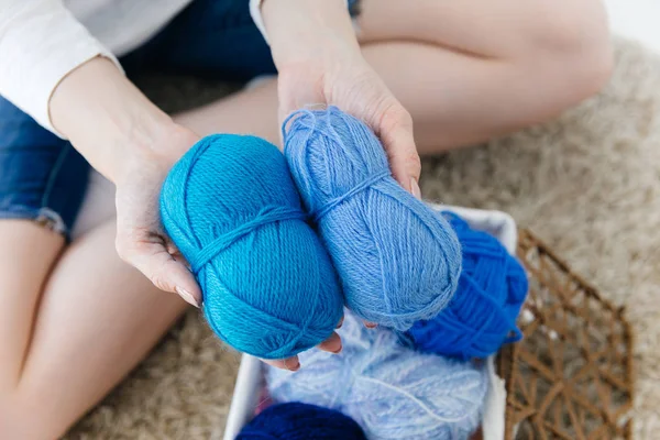 Uma mulher tricô meias quentes em casa — Fotografia de Stock