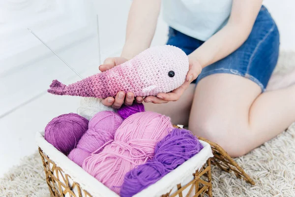 A woman knitting warm socks at home — Stock Photo, Image