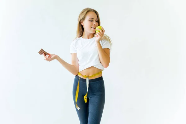 Ajuste mujer que mide la cintura con cinta métrica — Foto de Stock