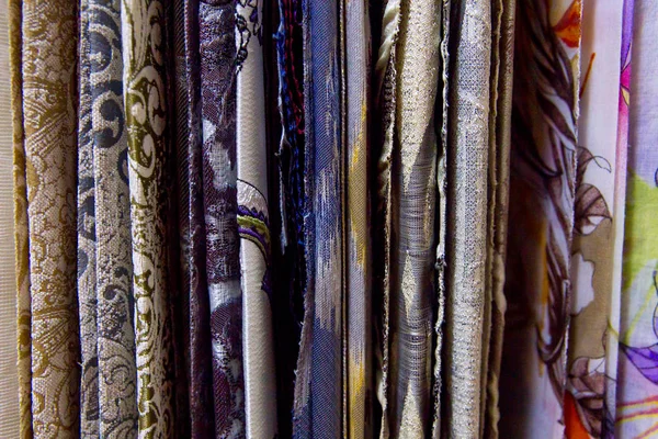 Rouleaux de tissus et textiles dans une boutique ou un magasin — Photo