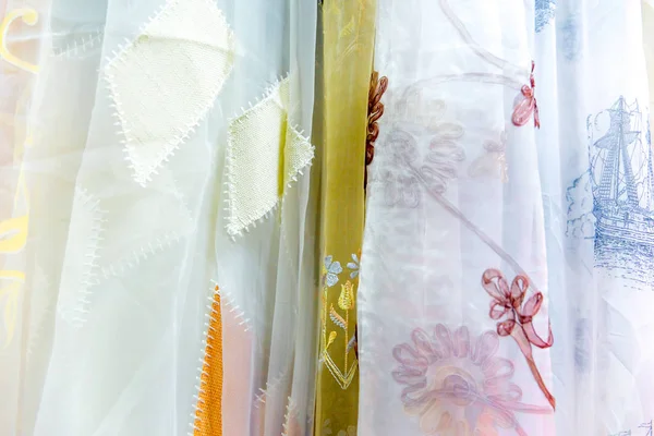 Рулоны ткани и текстиля в магазине или магазине — стоковое фото