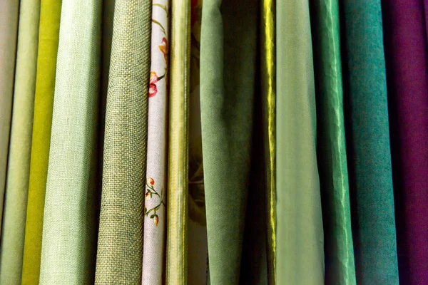 Rollos de tela y textiles en una tienda o tienda — Foto de Stock