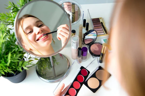 Un ritratto di donna con pennelli di trucco vicino al viso — Foto Stock