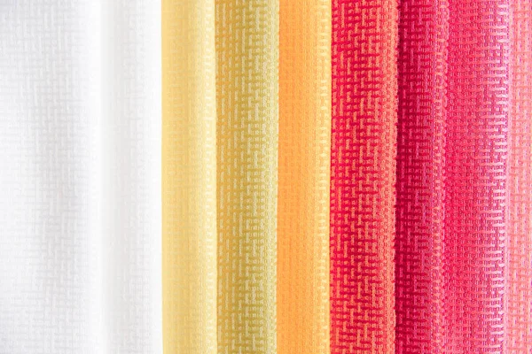 Rouleaux de tissus et textiles dans une boutique ou un magasin — Photo