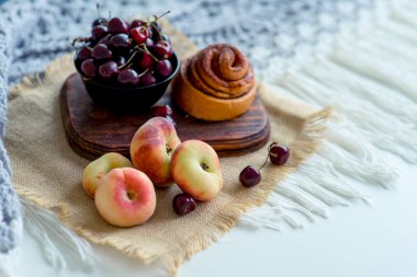 Çilek ile karanlık bir tabakta sır içinde ev yapımı tarçınlı çörek