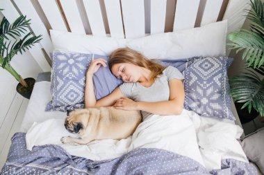 Köpeğini bir yatakta olan kadın. Yatakta kahvaltı