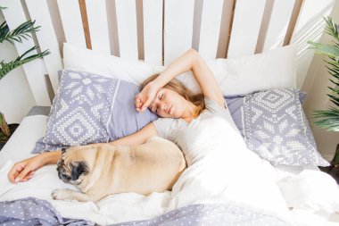 Köpeğini bir yatakta olan kadın. Yatakta kahvaltı