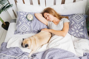 Köpeğini bir yatakta olan kadın. Yatakta kahvaltı