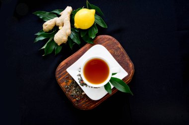 Fincan çay ve karanlık bir arka plan üzerine nane