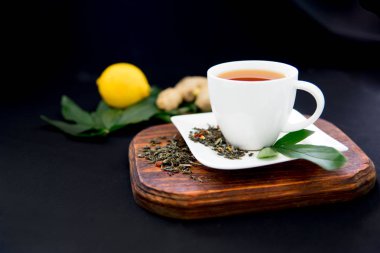 Fincan çay ve karanlık bir arka plan üzerine nane