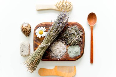 Taze otlar, meyve ve esansiyel yağı cilt bakımı için