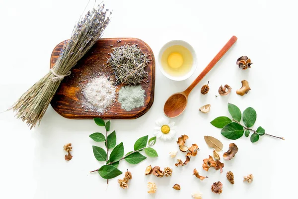 Hierbas frescas, frutas y aceite esencial para el cuidado de la piel — Foto de Stock
