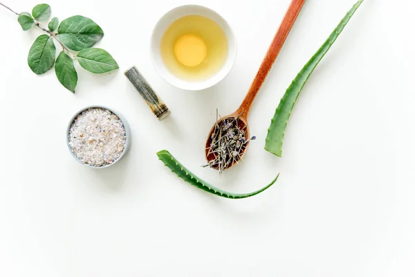 Hierbas frescas, frutas y aceite esencial para el cuidado de la piel — Foto de Stock
