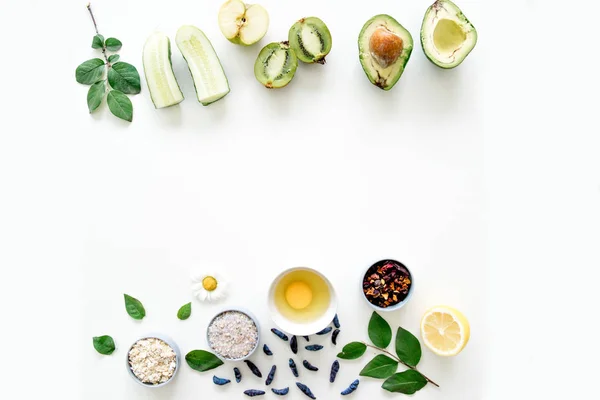 Ervas frescas, frutas e óleo essencial para o cuidado da pele — Fotografia de Stock