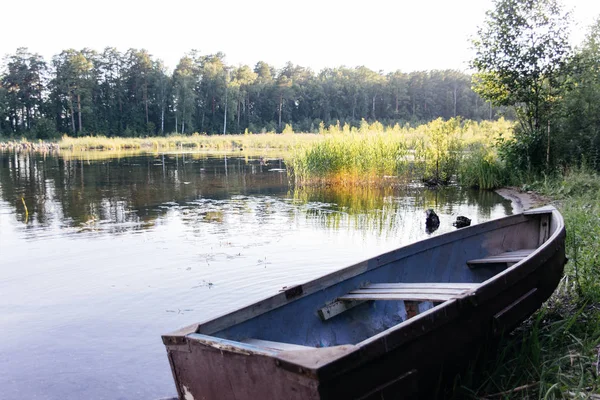 美丽的露营地在清澈的湖与小船 — 图库照片
