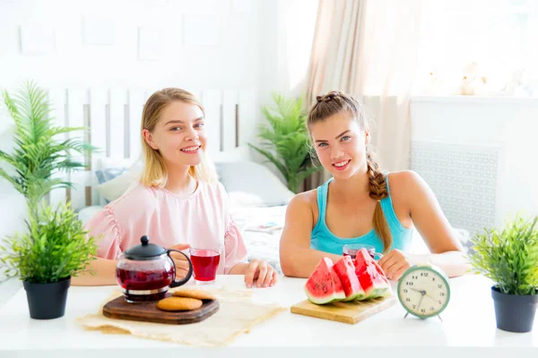 Mädchen haben Spaß auf Schlummerparty essen — Stockfoto