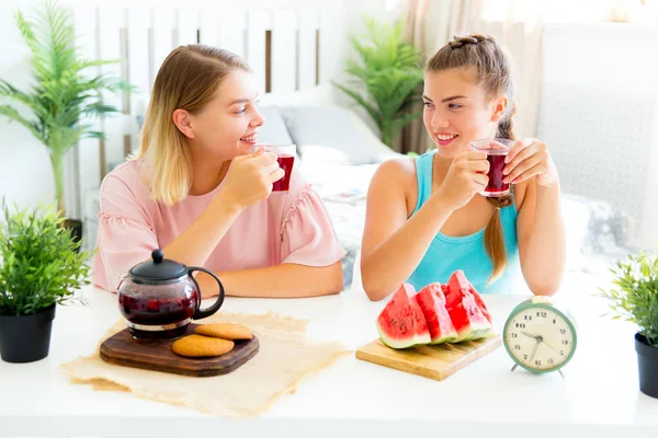 Mädchen haben Spaß auf Schlummerparty essen — Stockfoto