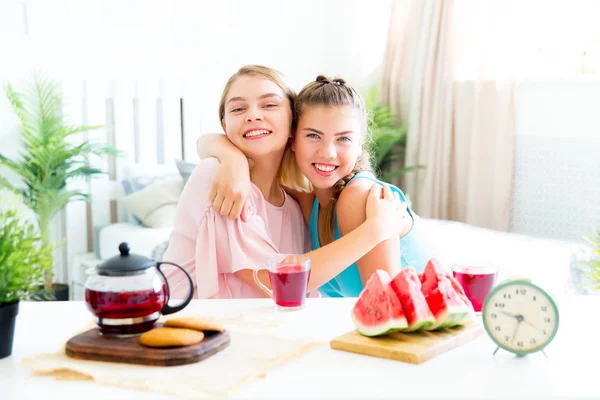 Chicas divirtiéndose en fiesta de pijamas comiendo —  Fotos de Stock