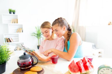 Kızlar pijama partisi yeme üzerine eğleniyor