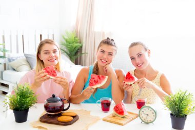 Kızlar pijama partisi yeme üzerine eğleniyor